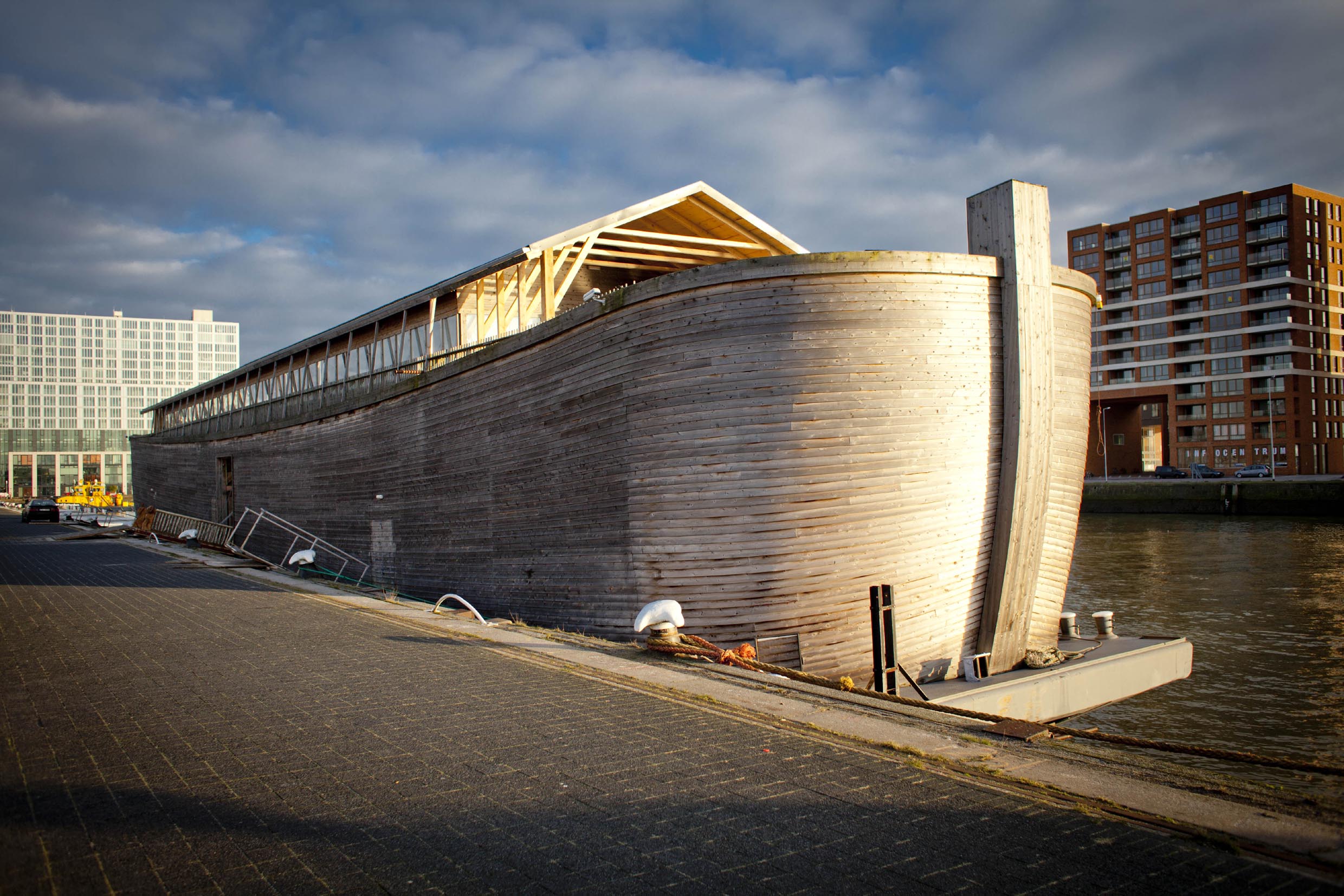 Schwimmendes Bibel Erlebnismuseum Arche Noah in Rostock